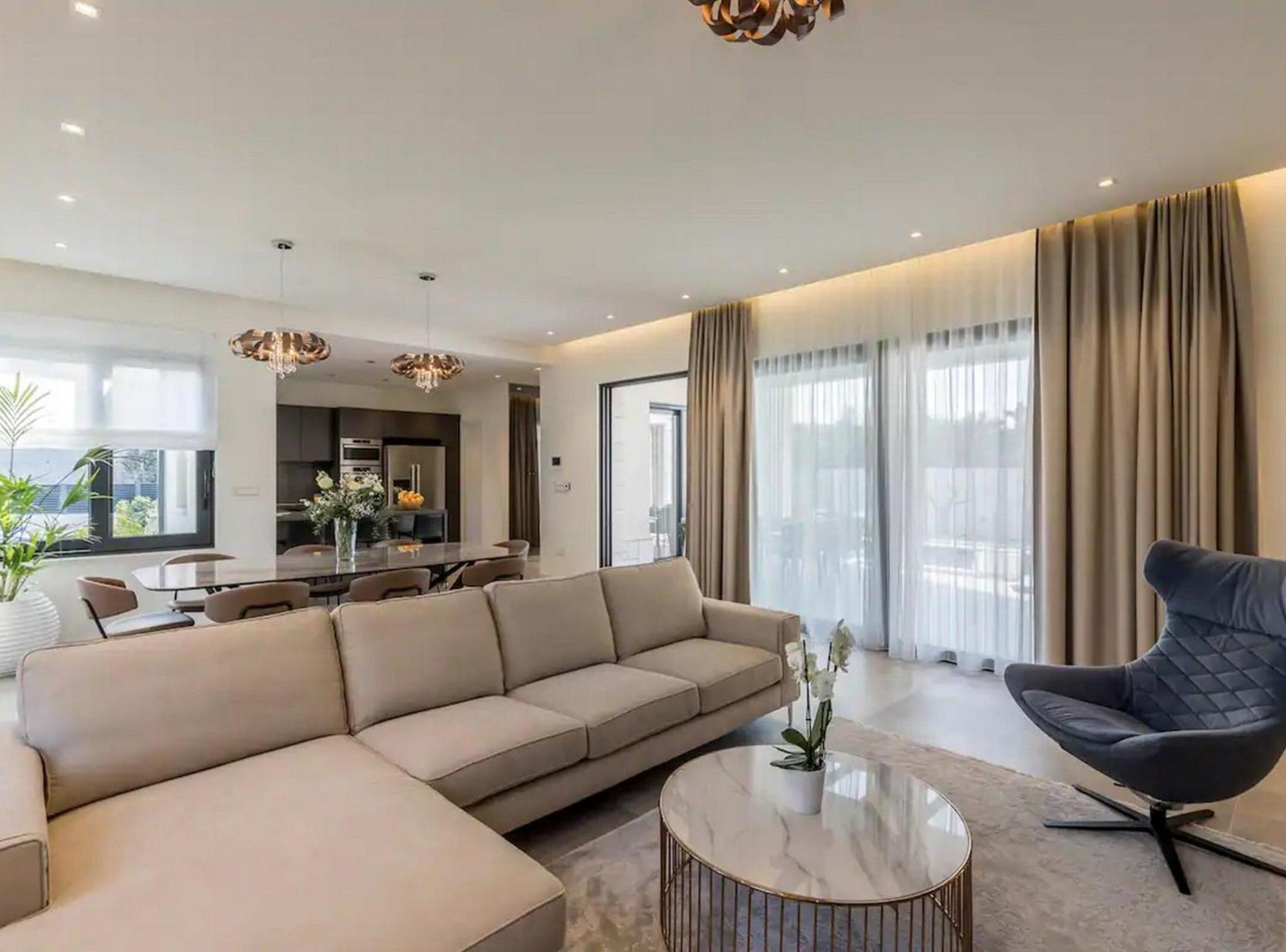 Sophisticated Oasis Residence Villa With Pool Kastela Luaran gambar
