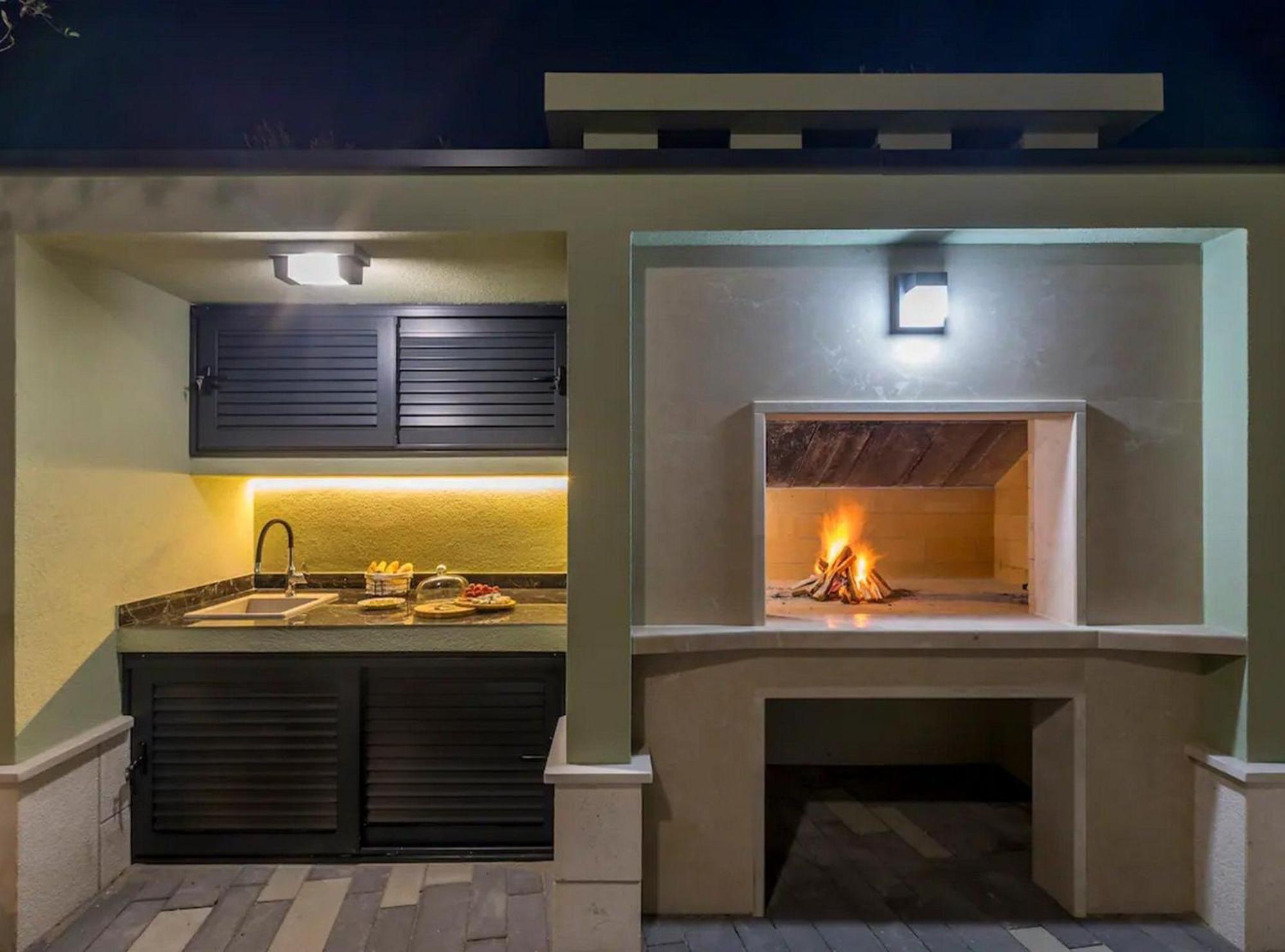 Sophisticated Oasis Residence Villa With Pool Kastela Luaran gambar