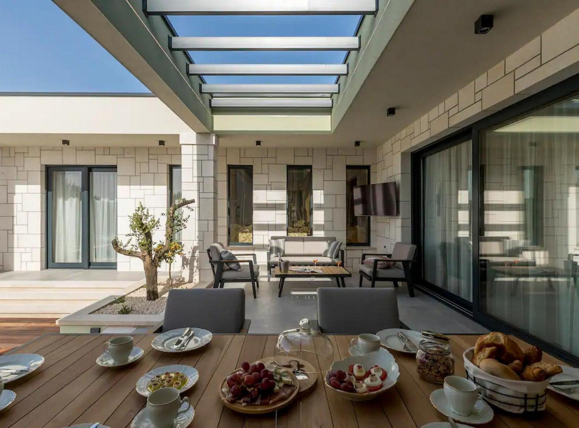 Sophisticated Oasis Residence Villa With Pool Kastela Luaran gambar