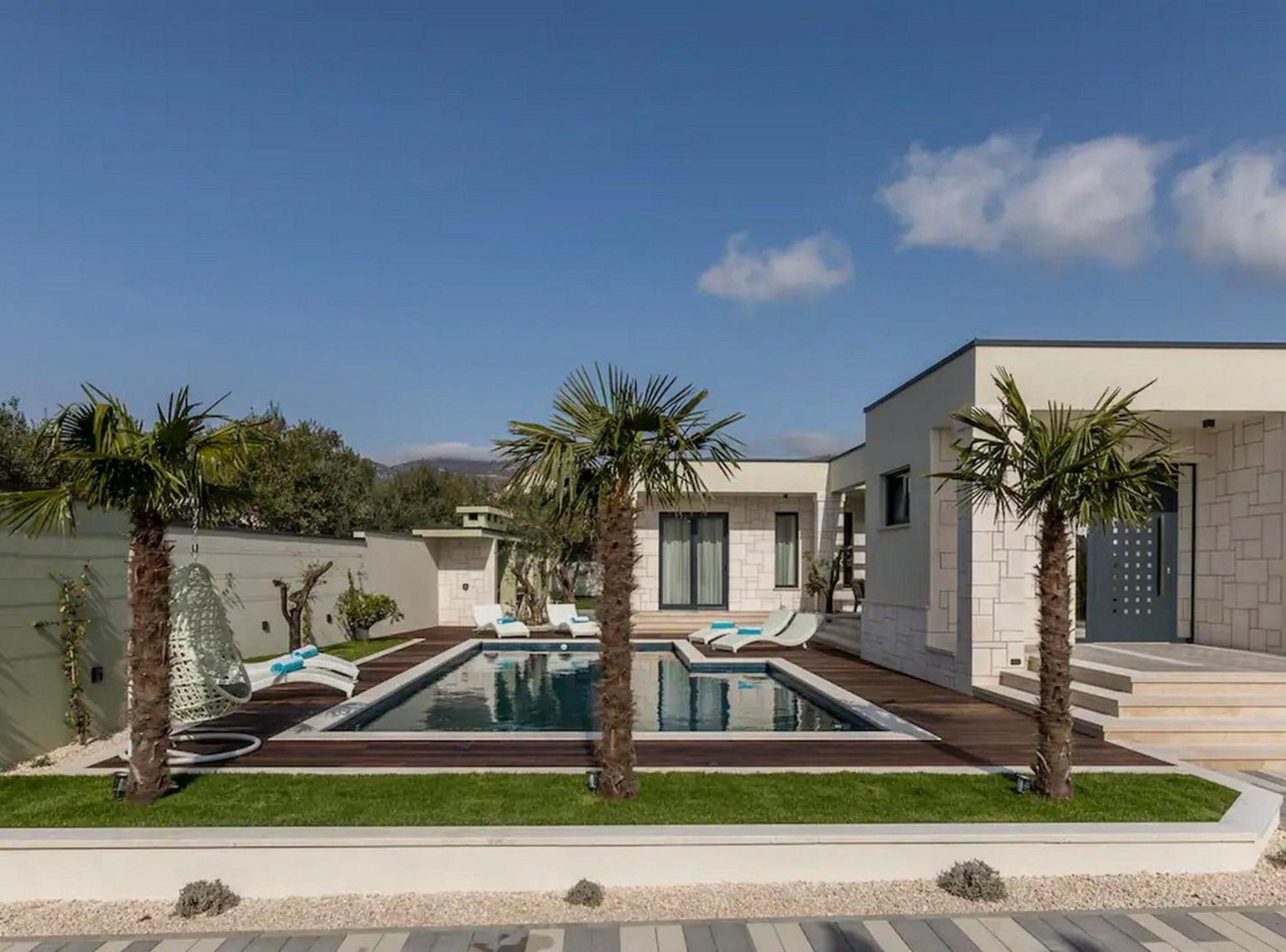 Sophisticated Oasis Residence Villa With Pool Kastela Luaran gambar