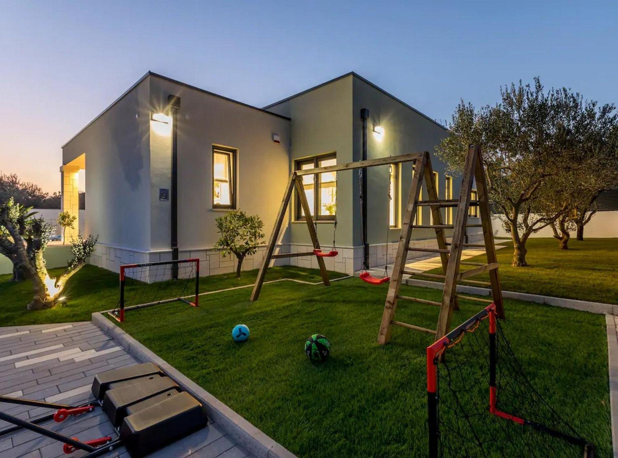 Sophisticated Oasis Residence Villa With Pool Kastela Luaran gambar