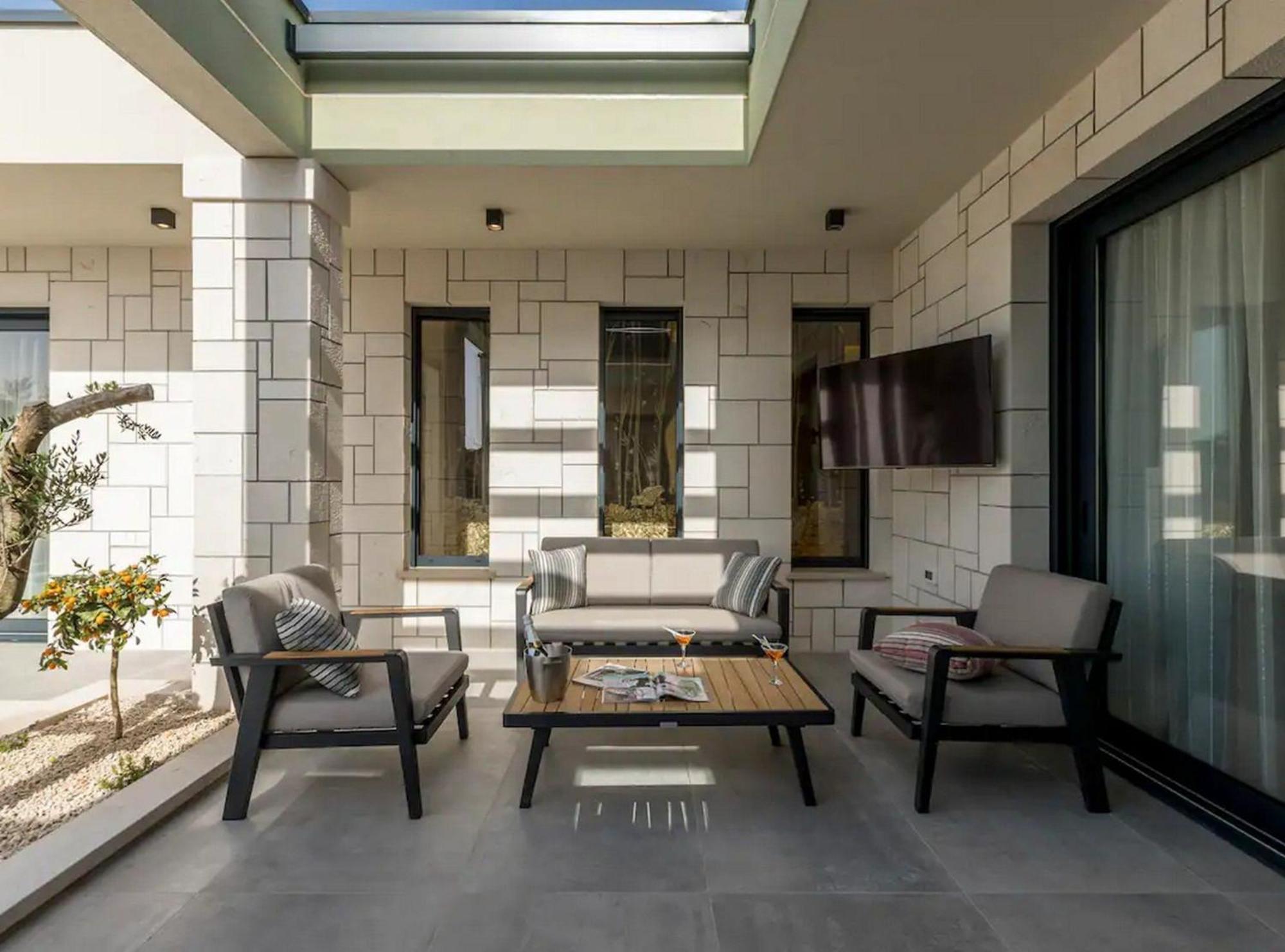 Sophisticated Oasis Residence Villa With Pool Kastela Luaran gambar