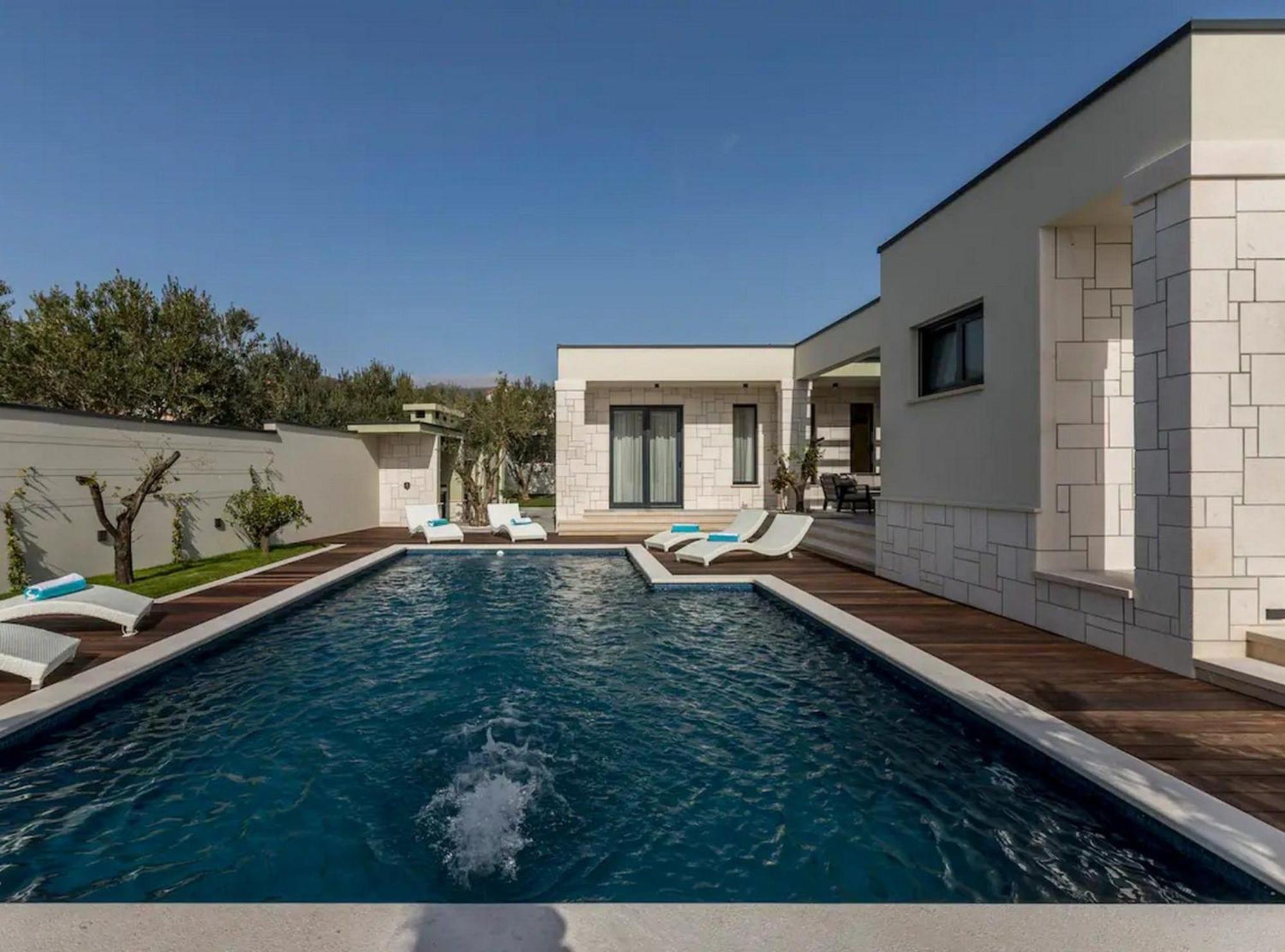 Sophisticated Oasis Residence Villa With Pool Kastela Luaran gambar