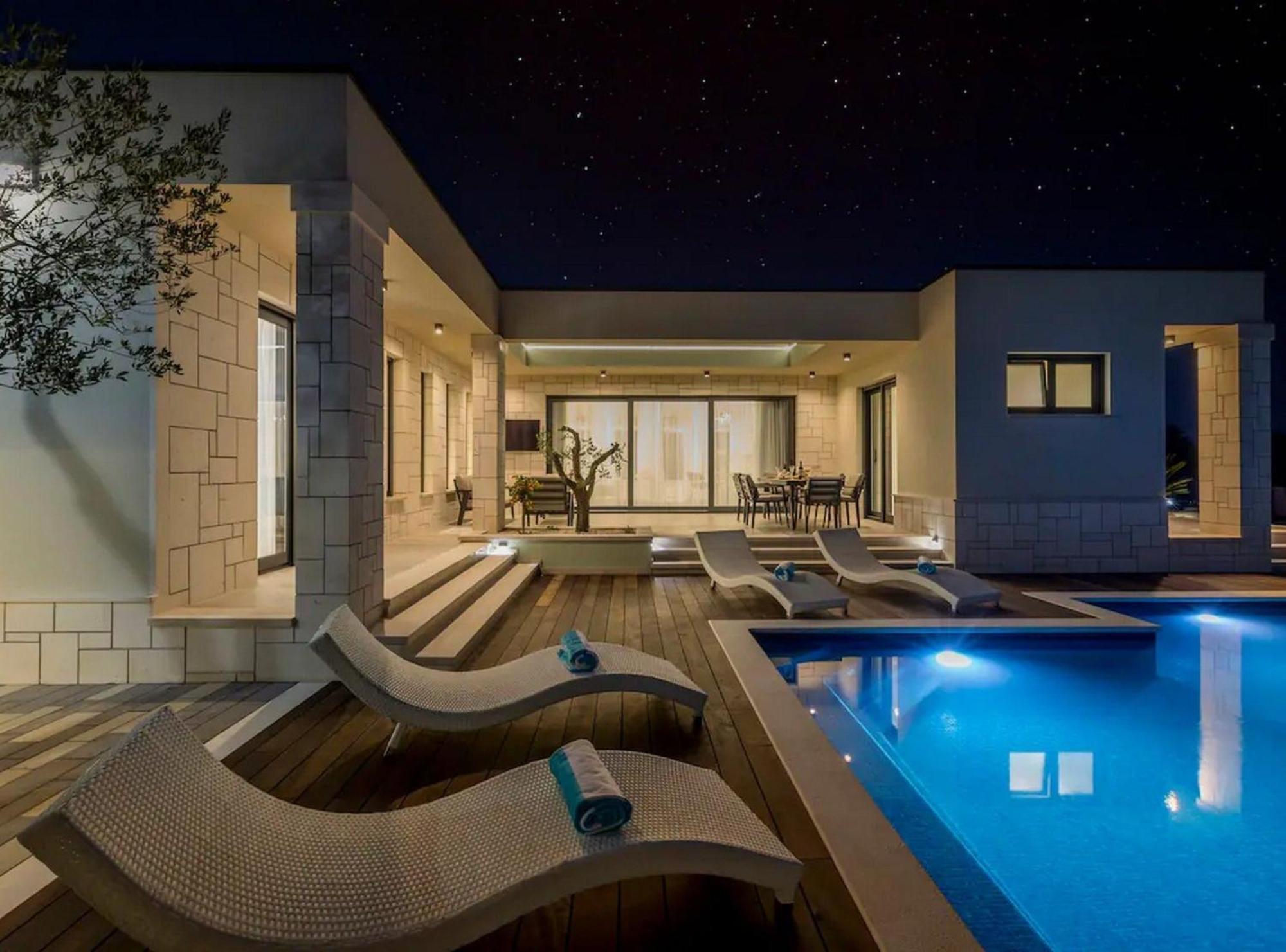 Sophisticated Oasis Residence Villa With Pool Kastela Luaran gambar